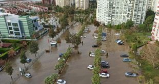  در پی بارش باران ازمیر زیر آب رفت