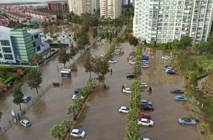  در پی بارش باران ازمیر زیر آب رفت