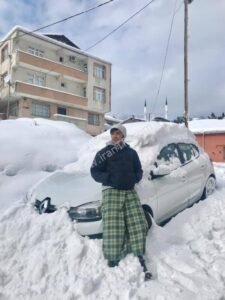  یکی هم برای این تصویر کارت پستالی نوشته است: اگر کاپشن مارک، خانه گرم یا پوتین درجه یک دارید؛ بله این یک منظره زیباست. اما برای خیابان خواب ها این یک جهنم سفید است.